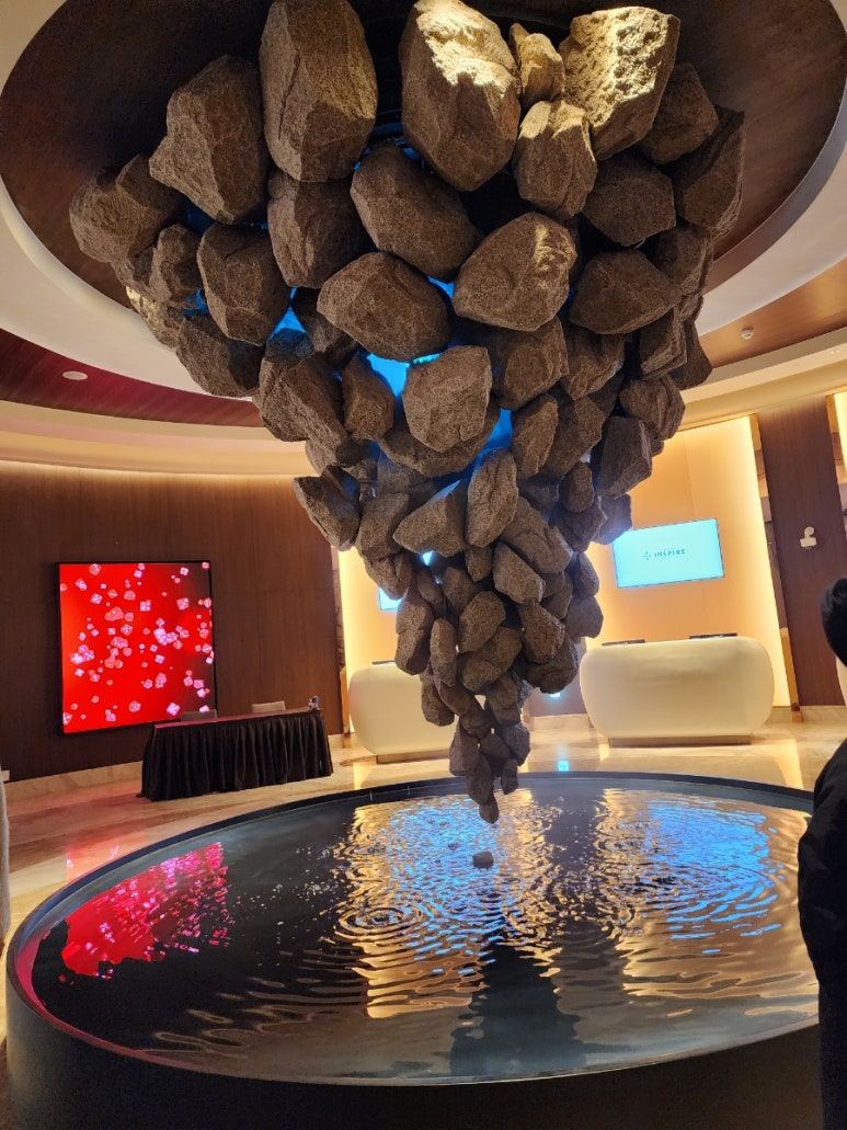 인스파이어 카지노 입구 돌 작품