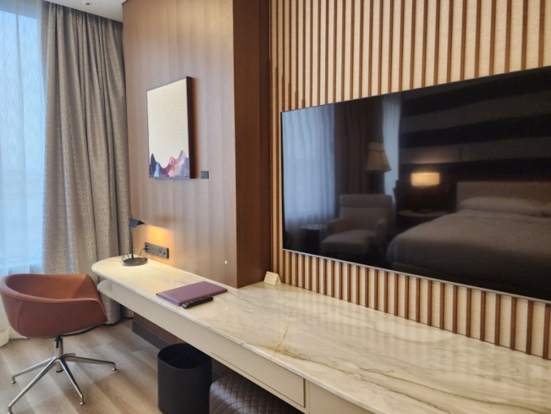 인스파이어 객실 내부 티비 책상 대리석 우드톤