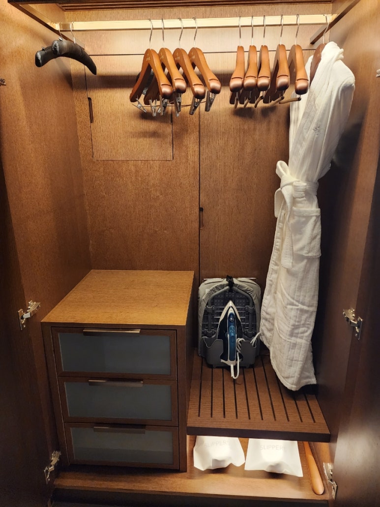 인스파이어 객실 내부 옷장 옷걸이 가운