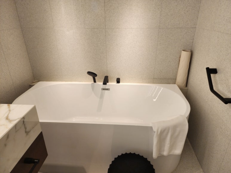 인스파이어 객실 내부 화장실 욕조 