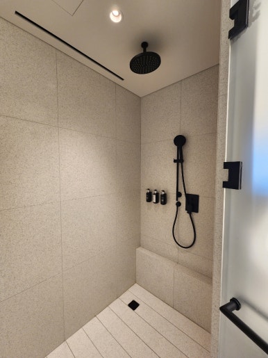 인스파이어 객실 내부 샤워실 넓은 타일 수전 욕실