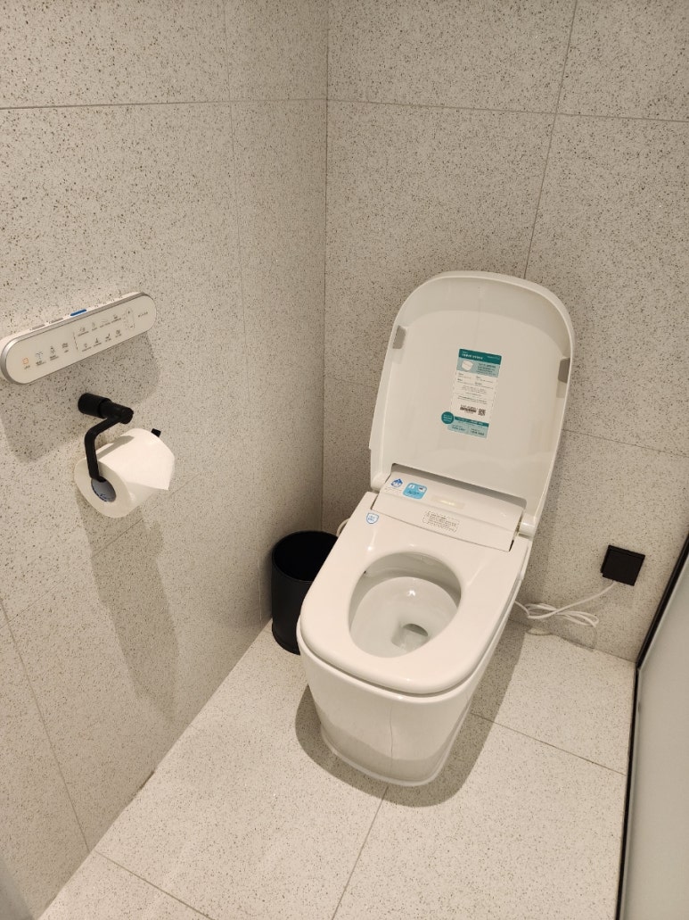 인스파이어 객실 내부 화장실 비데 일체형 비데 