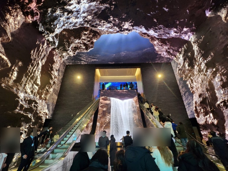 인스파이어 오로라 거리로 올라가는 에스컬레이터