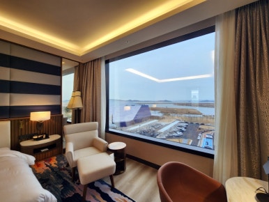 인스파이어 객실 내부 소파 리클라이너 소파 외부 풍경 전경