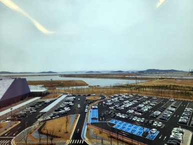 인스파이어 내부에서 바로본 밖에 풍경 바다뷰 비행기 이착륙 뷰