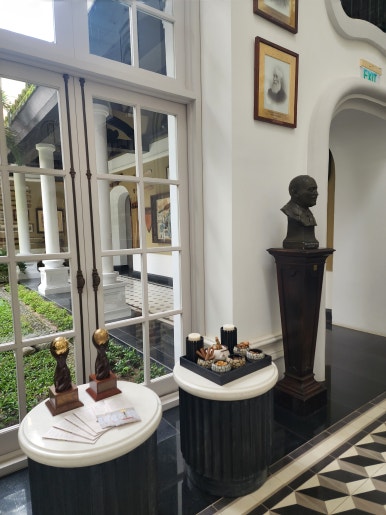 JW 메리어트 푸꾸옥 로비, 돔 천장과 도서관 같은 클래식 인테리어