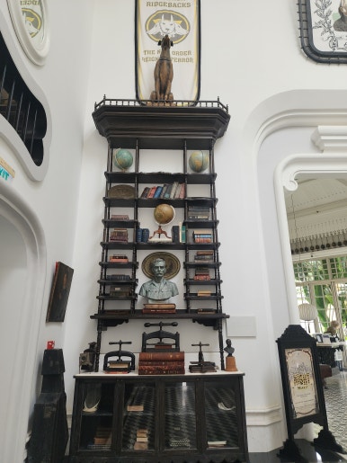 JW 메리어트 푸꾸옥 로비, 돔 천장과 도서관 같은 클래식 인테리어