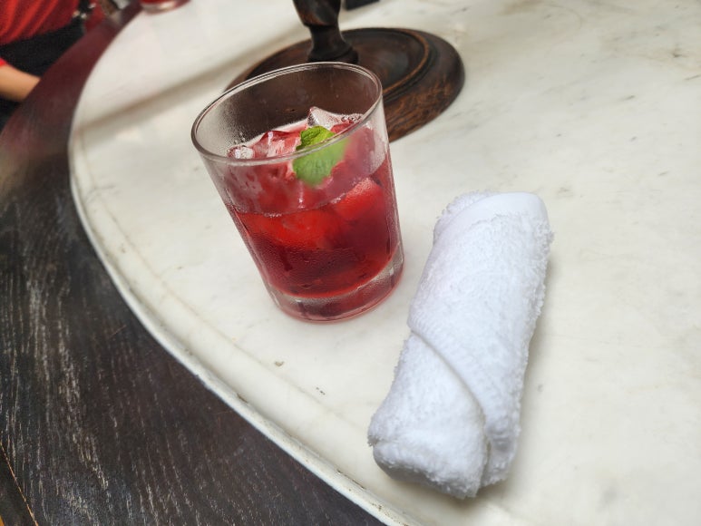 JW 메리어트 푸꾸옥 로비 체크인, 웰컴 주스와 물수건 서비스