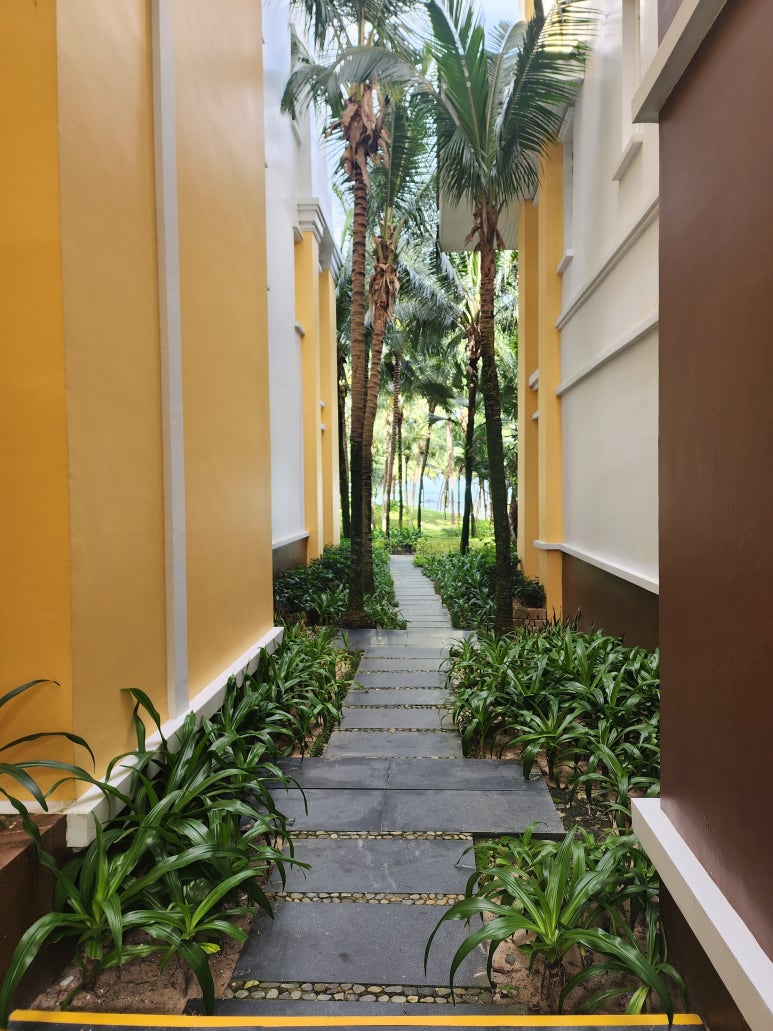 조개 모양 수영장이 정면으로 보이는 패류학과 건물, 인상적인 뷰