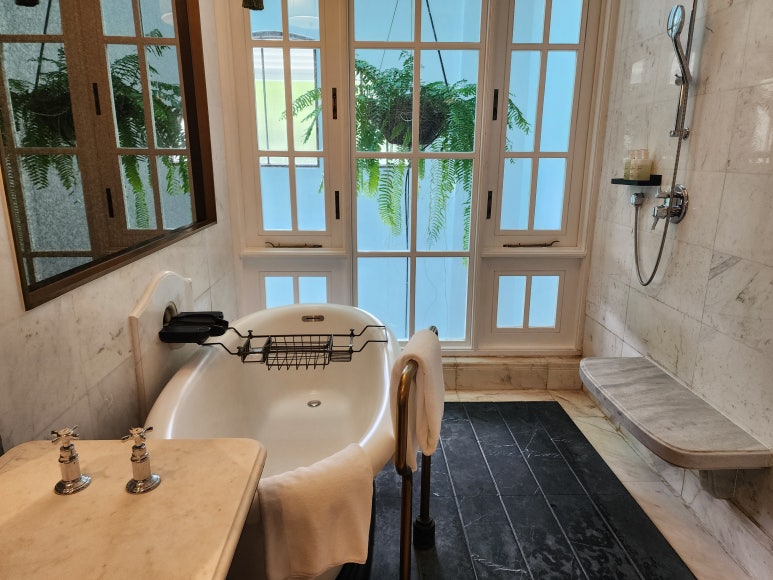 JW 메리어트 푸꾸옥 욕실, 대형 욕조와 샤워부스 분리된 고급 구성 JW Marriott Phu Quoc bathroom with separate shower booth and large bathtub