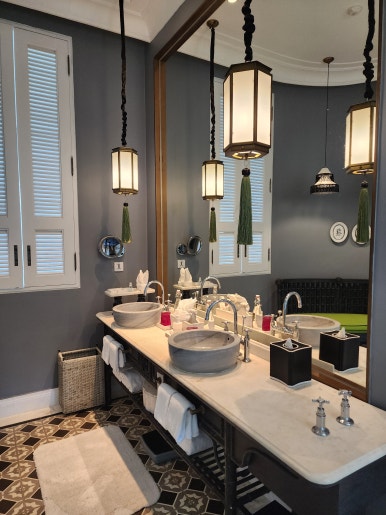 JW 메리어트 푸꾸옥 욕실, 대형 욕조와 샤워부스 분리된 고급 구성 JW Marriott Phu Quoc bathroom with separate shower booth and large bathtub