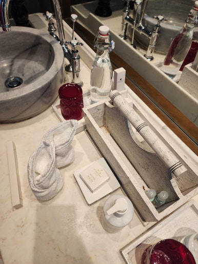 JW 메리어트 푸꾸옥 욕실, 대형 욕조와 샤워부스 분리된 고급 구성 JW Marriott Phu Quoc bathroom with separate shower booth and large bathtub