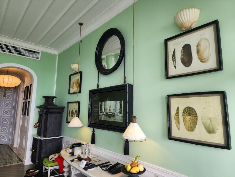 클래식 유럽 대학 분위기의 객실 인테리어, 앤티크한 가구 구성