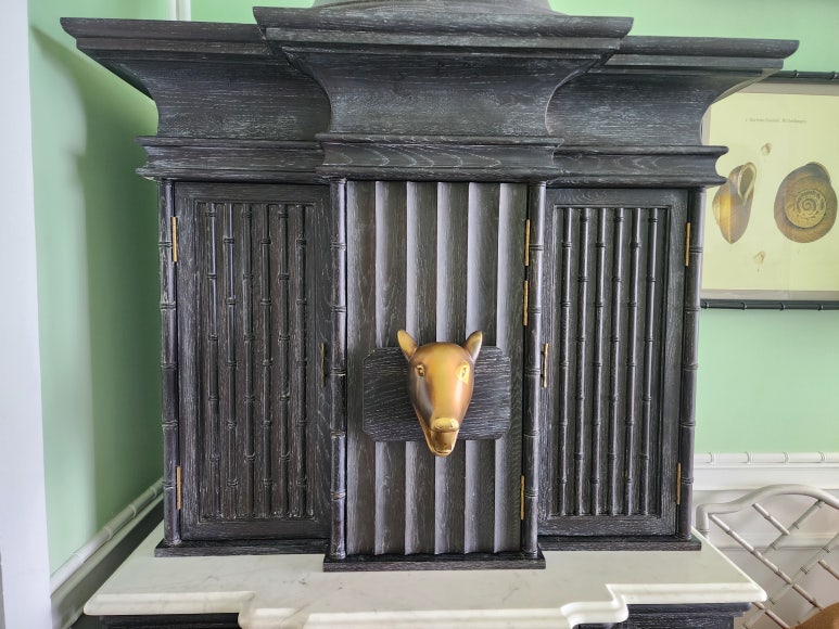 클래식 유럽 대학 분위기의 객실 인테리어, 앤티크한 가구 구성