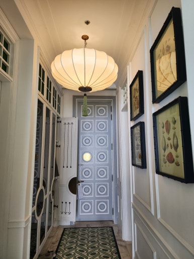 클래식 유럽 대학 분위기의 객실 인테리어, 앤티크한 가구 구성