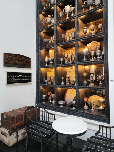 JW 메리어트 푸꾸옥 로비, 돔 천장과 도서관 같은 클래식 인테리어