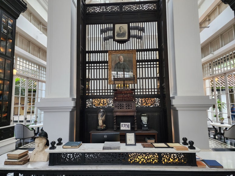 JW 메리어트 푸꾸옥 로비, 돔 천장과 도서관 같은 클래식 인테리어