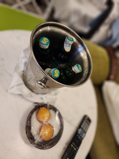 JW 메리어트 푸꾸옥 웰컴 기프트, 맥주와 코코넛 타르트