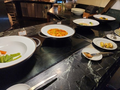 JW 메리어트 푸꾸옥 조식 뷔페, 베트남 현지식부터 서양식까지 다양한 구성 JW Marriott Phu Quoc breakfast buffet with a variety of Vietnamese, Western, and Asian dishes