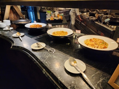 JW 메리어트 푸꾸옥 조식 뷔페, 베트남 현지식부터 서양식까지 다양한 구성 JW Marriott Phu Quoc breakfast buffet with a variety of Vietnamese, Western, and Asian dishes