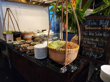 JW 메리어트 푸꾸옥 조식 뷔페, 베트남 현지식부터 서양식까지 다양한 구성 JW Marriott Phu Quoc breakfast buffet with a variety of Vietnamese, Western, and Asian dishes