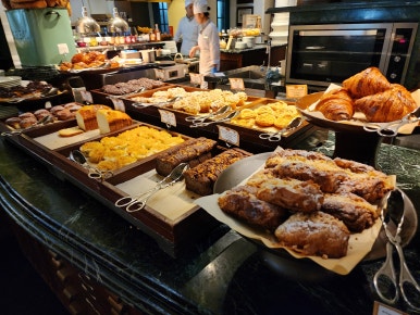 JW 메리어트 푸꾸옥 조식 뷔페, 베트남 현지식부터 서양식까지 다양한 구성 JW Marriott Phu Quoc breakfast buffet with a variety of Vietnamese, Western, and Asian dishes