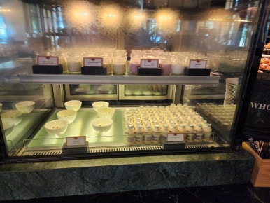 JW 메리어트 푸꾸옥 조식 뷔페, 베트남 현지식부터 서양식까지 다양한 구성 JW Marriott Phu Quoc breakfast buffet with a variety of Vietnamese, Western, and Asian dishes