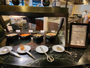 JW 메리어트 푸꾸옥 조식 뷔페, 베트남 현지식부터 서양식까지 다양한 구성 JW Marriott Phu Quoc breakfast buffet with a variety of Vietnamese, Western, and Asian dishes