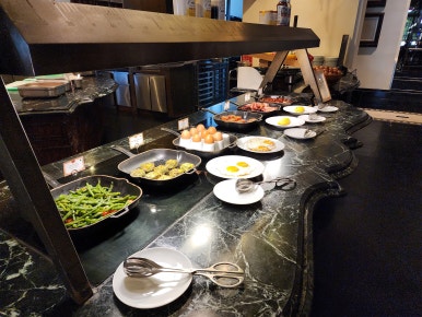 JW 메리어트 푸꾸옥 조식 뷔페, 베트남 현지식부터 서양식까지 다양한 구성 JW Marriott Phu Quoc breakfast buffet with a variety of Vietnamese, Western, and Asian dishes