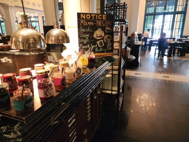 JW 메리어트 푸꾸옥 조식 뷔페, 베트남 현지식부터 서양식까지 다양한 구성 JW Marriott Phu Quoc breakfast buffet with a variety of Vietnamese, Western, and Asian dishes