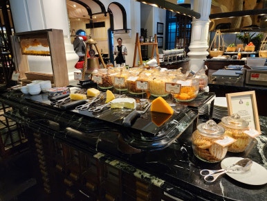 JW 메리어트 푸꾸옥 조식 뷔페, 베트남 현지식부터 서양식까지 다양한 구성 JW Marriott Phu Quoc breakfast buffet with a variety of Vietnamese, Western, and Asian dishes