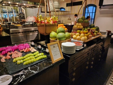 JW 메리어트 푸꾸옥 조식 뷔페, 베트남 현지식부터 서양식까지 다양한 구성 JW Marriott Phu Quoc breakfast buffet with a variety of Vietnamese, Western, and Asian dishes