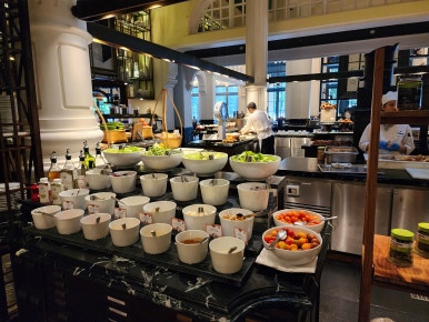 JW 메리어트 푸꾸옥 조식 뷔페, 베트남 현지식부터 서양식까지 다양한 구성 JW Marriott Phu Quoc breakfast buffet with a variety of Vietnamese, Western, and Asian dishes