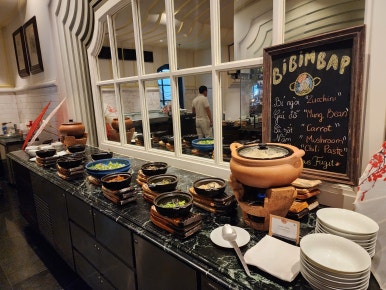 JW 메리어트 푸꾸옥 조식 뷔페, 베트남 현지식부터 서양식까지 다양한 구성 JW Marriott Phu Quoc breakfast buffet with a variety of Vietnamese, Western, and Asian dishes