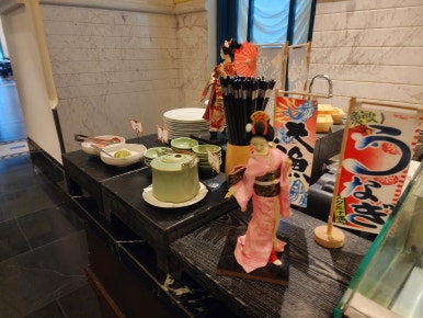 JW 메리어트 푸꾸옥 조식 뷔페, 베트남 현지식부터 서양식까지 다양한 구성 JW Marriott Phu Quoc breakfast buffet with a variety of Vietnamese, Western, and Asian dishes