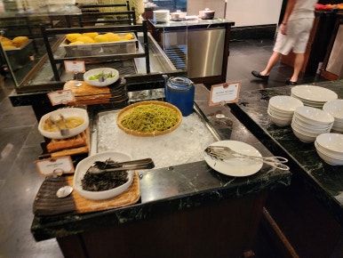 JW 메리어트 푸꾸옥 조식 뷔페, 베트남 현지식부터 서양식까지 다양한 구성 JW Marriott Phu Quoc breakfast buffet with a variety of Vietnamese, Western, and Asian dishes