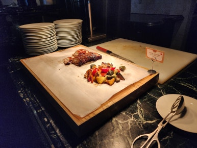 JW 메리어트 푸꾸옥 조식 뷔페, 베트남 현지식부터 서양식까지 다양한 구성 JW Marriott Phu Quoc breakfast buffet with a variety of Vietnamese, Western, and Asian dishes