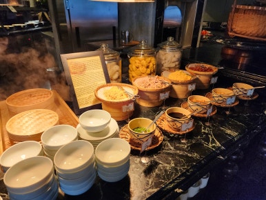 JW 메리어트 푸꾸옥 조식 뷔페, 베트남 현지식부터 서양식까지 다양한 구성 JW Marriott Phu Quoc breakfast buffet with a variety of Vietnamese, Western, and Asian dishes