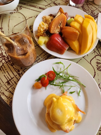 JW 메리어트 푸꾸옥 조식 뷔페, 베트남 현지식부터 서양식까지 다양한 구성 JW Marriott Phu Quoc breakfast buffet with a variety of Vietnamese, Western, and Asian dishes