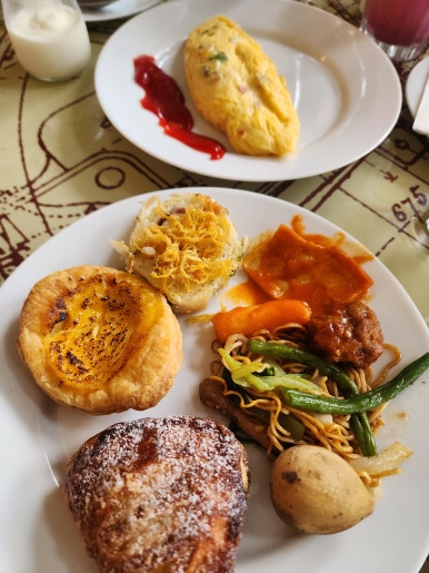 JW 메리어트 푸꾸옥 조식 뷔페, 베트남 현지식부터 서양식까지 다양한 구성 JW Marriott Phu Quoc breakfast buffet with a variety of Vietnamese, Western, and Asian dishes