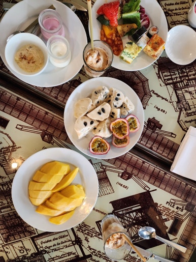 JW 메리어트 푸꾸옥 조식 뷔페, 베트남 현지식부터 서양식까지 다양한 구성 JW Marriott Phu Quoc breakfast buffet with a variety of Vietnamese, Western, and Asian dishes