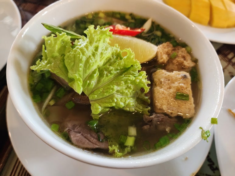 JW 메리어트 푸꾸옥 조식 뷔페, 베트남 현지식부터 서양식까지 다양한 구성 JW Marriott Phu Quoc breakfast buffet with a variety of Vietnamese, Western, and Asian dishes