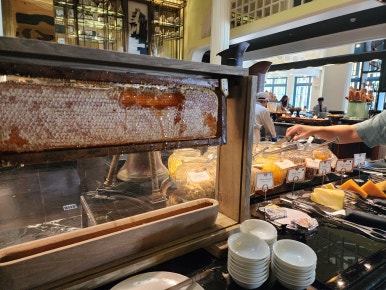 JW 메리어트 푸꾸옥 조식 뷔페, 베트남 현지식부터 서양식까지 다양한 구성 JW Marriott Phu Quoc breakfast buffet with a variety of Vietnamese, Western, and Asian dishes