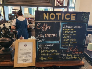 JW 메리어트 푸꾸옥 조식 뷔페, 베트남 현지식부터 서양식까지 다양한 구성 JW Marriott Phu Quoc breakfast buffet with a variety of Vietnamese, Western, and Asian dishes