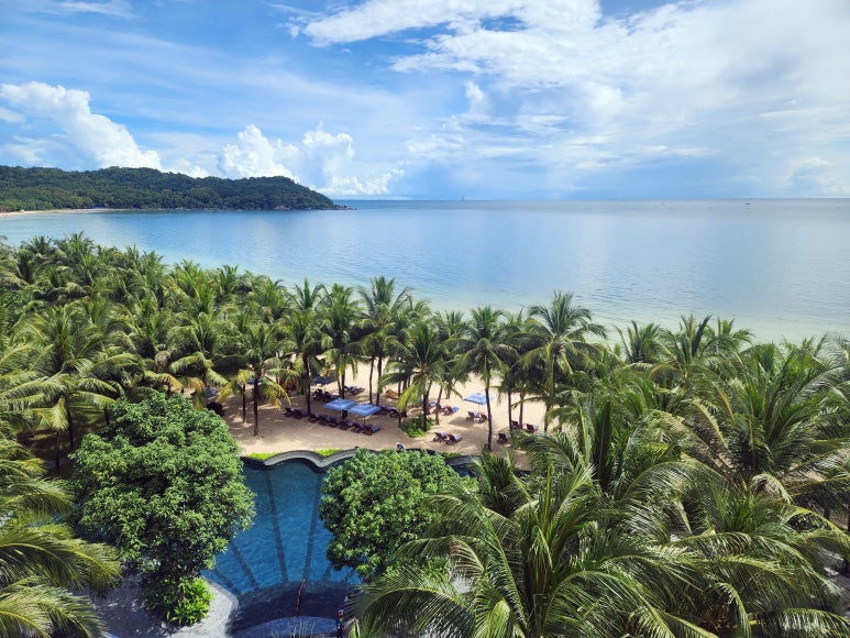 JW 메리어트 푸꾸옥 객실 발코니 뷰, 조개 모양 수영장이 정면에 보이는 시그니처 전망