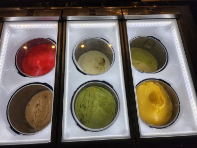 JW 메리어트 푸꾸옥 조식 뷔페, 베트남 현지식부터 서양식까지 다양한 구성 JW Marriott Phu Quoc breakfast buffet with a variety of Vietnamese, Western, and Asian dishes