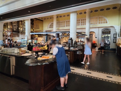 JW 메리어트 푸꾸옥 조식 뷔페, 베트남 현지식부터 서양식까지 다양한 구성 JW Marriott Phu Quoc breakfast buffet with a variety of Vietnamese, Western, and Asian dishes